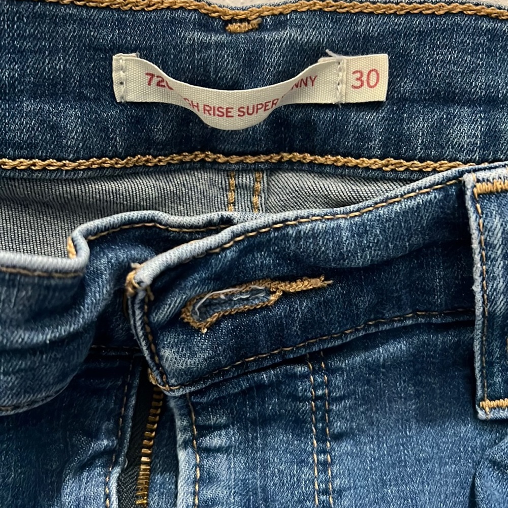 Levi jeans ripped